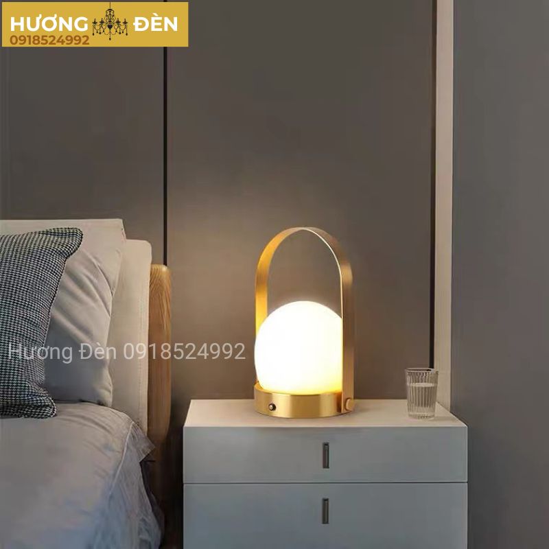 den-ban-trang-tri-chinh-hang-db58